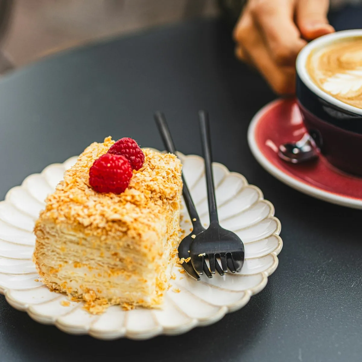 ベリーをのせたミルフィーユとカプチーノ