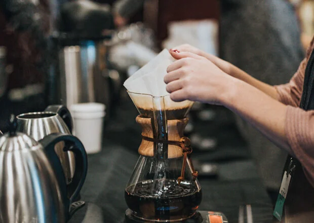 カフェでコーヒーをドリップする様子