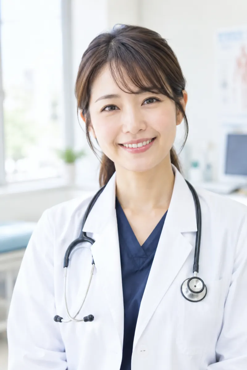 白衣を着た女性医師のイメージ写真