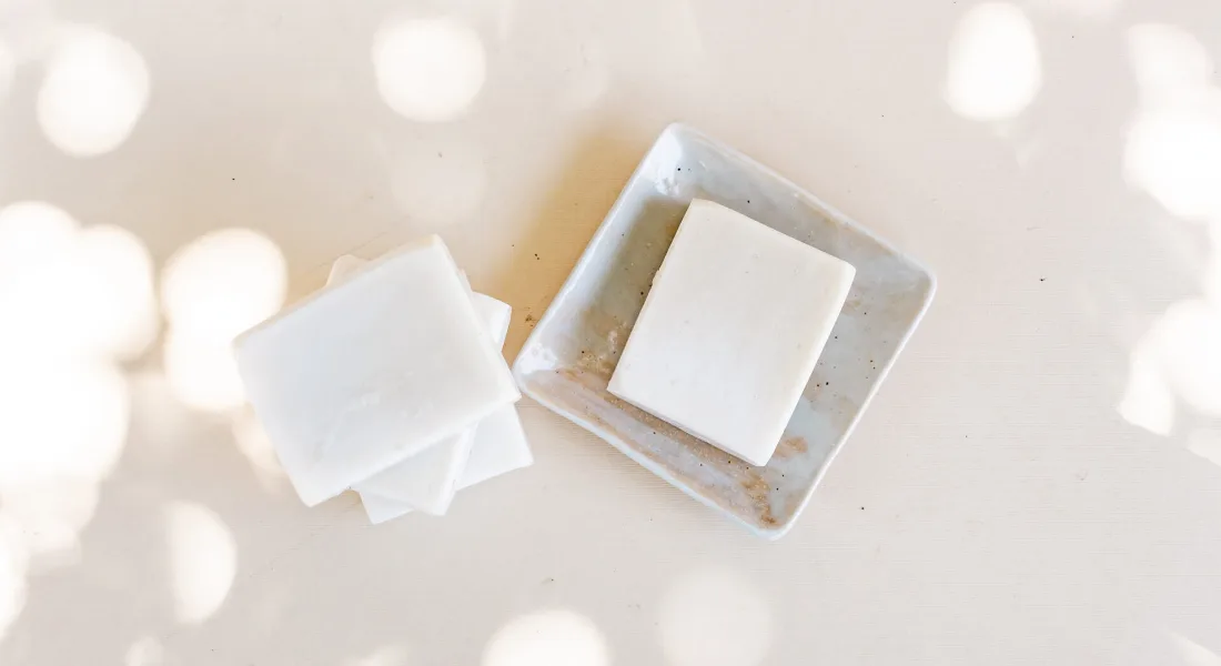 トレイに置かれた L. Soap の石けん